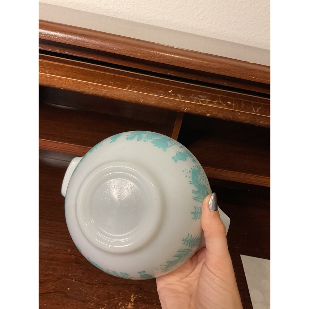 Vintage turquoise amish butterprint 441 1.5 pt white Cinderella mixing bowl - Picture 7 of 8